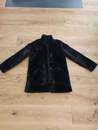 Wunderschöner kurzer Mantel aus Kunstfell, Grösse S, Schwarz