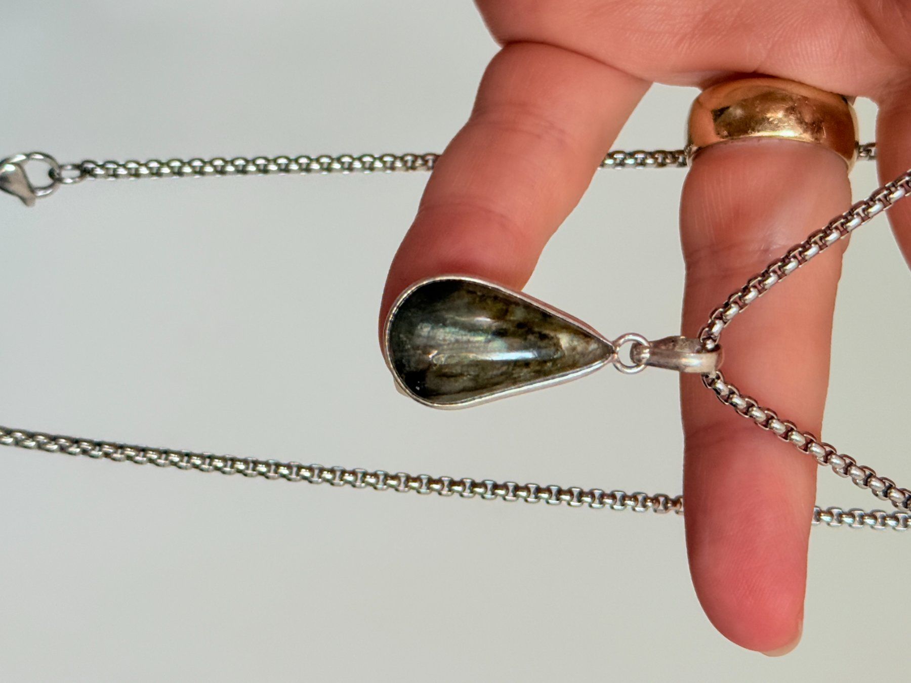 Ketten: Fashionable labradorite necklace – Neu und originalverpackt aus Genève von AGBERG 6