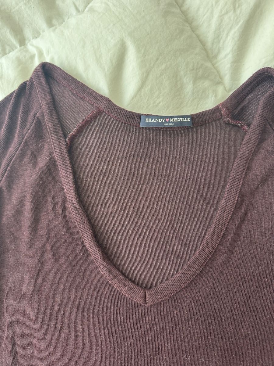 Brandy Melville Pulls & Sweat-shirts: Pull Brandy Melville bordeaux col V taille unique – D'occasion à Genève par lejardindesvetements 1