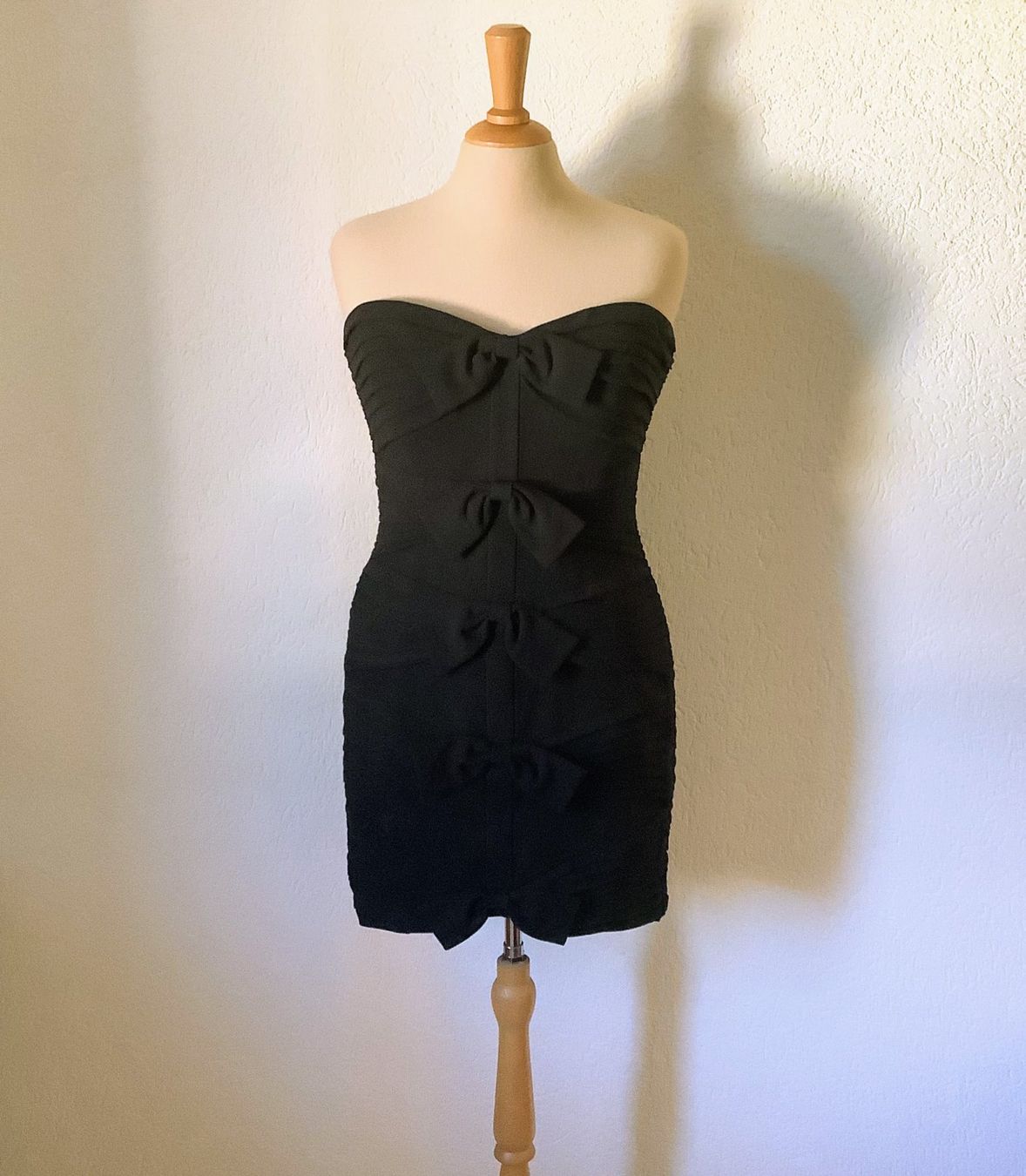 Vestiti: BCBG Max Azria Black Strapless Bow dress 36 – Usato da Founex venduto da sweetcouture