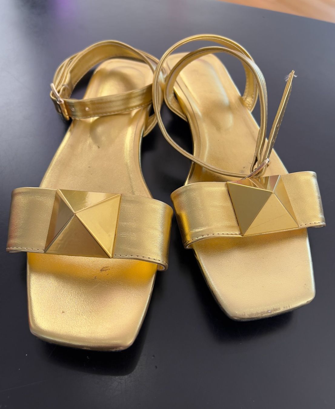 Scarpe da donna: Schöne goldene Sandalen – Usato da Zürich venduto da Naebeli 1