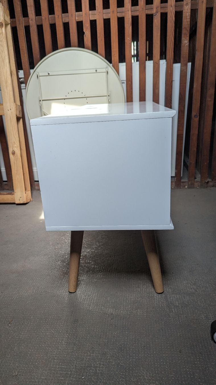 Mobili TV: Sideboard weiss mit hohen Holzfüssen – Usato da Basel venduto da yas_scs9 2