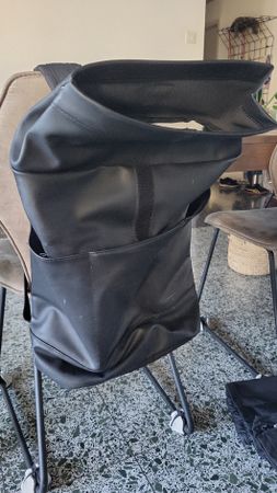Rucksack schwarz Kunstleder Roll-Top Design neuwertig