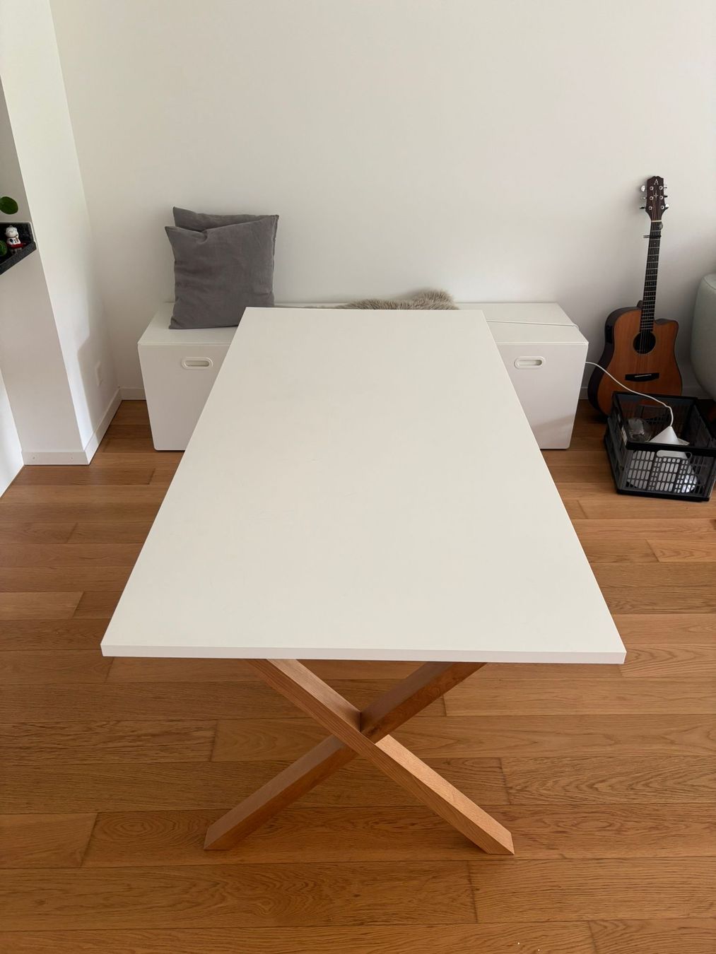 Micasa Tavoli: Modern White Table with Unique Wooden Base, Great Condition! – Usato da Jona venduto da zin_snq9