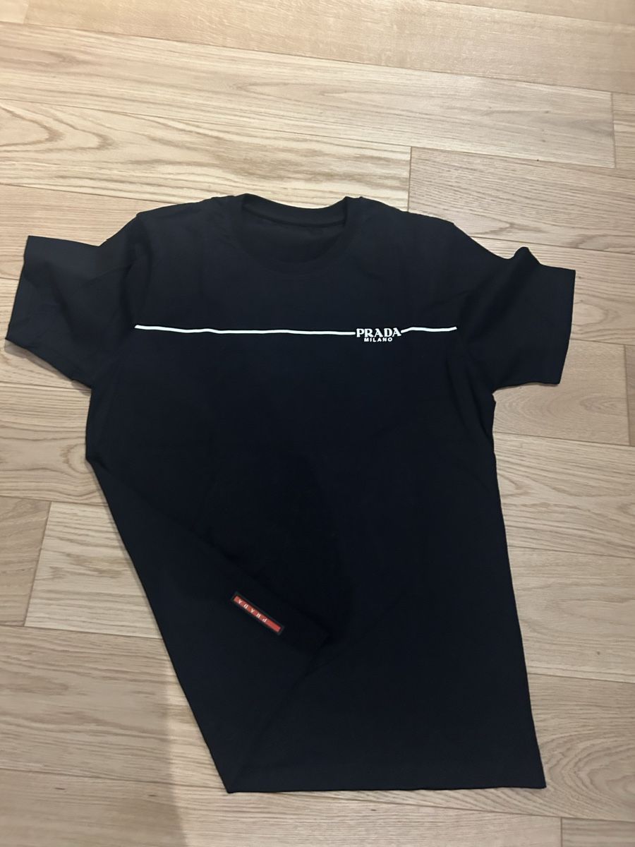 Prada T-shirts: Prada T-Shirt black size L good condition – D'occasion à Veyrier par aliyag