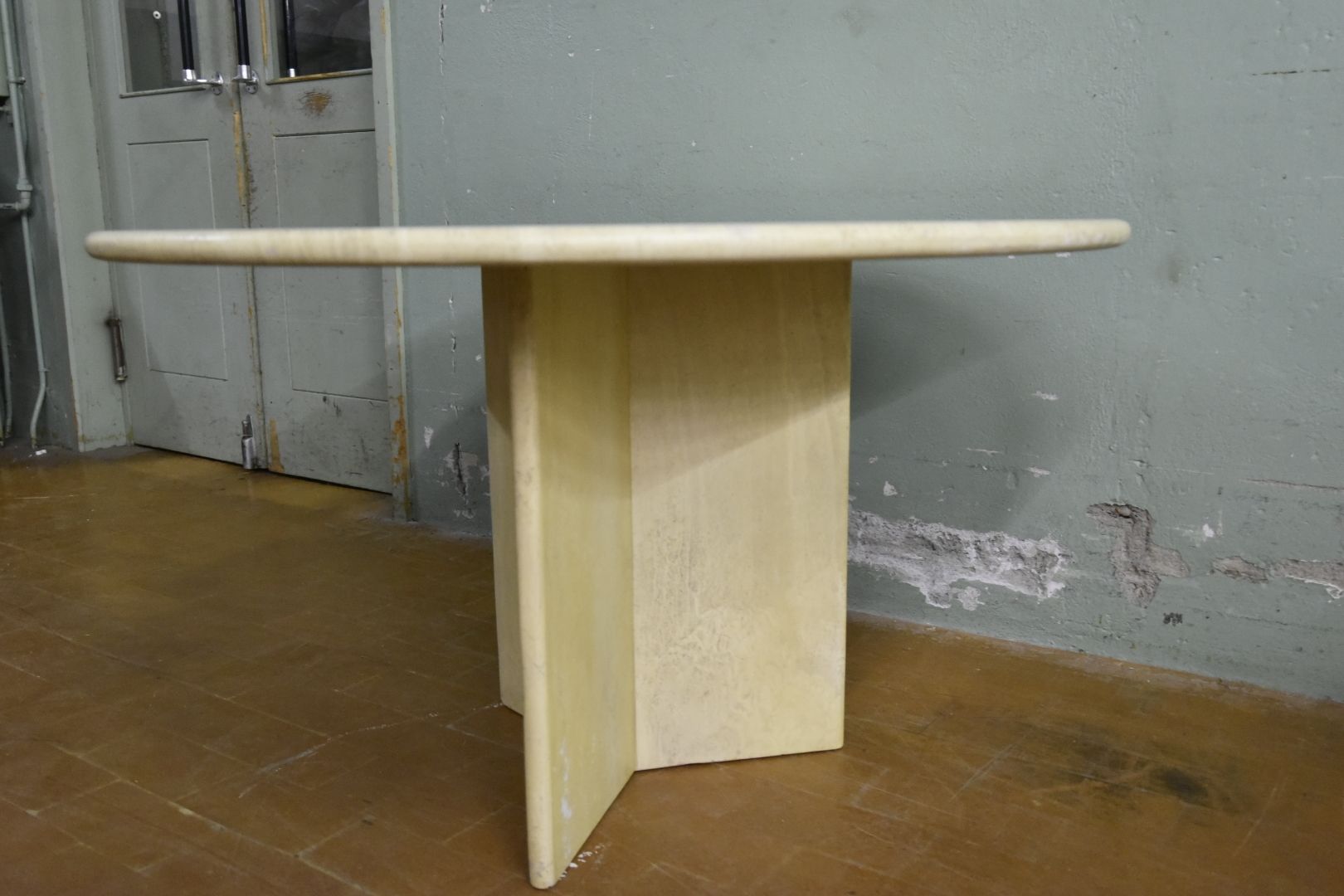 Tavoli: Designer Tisch aus Travertin – Usato da Lichtensteig venduto da UsedIN 6