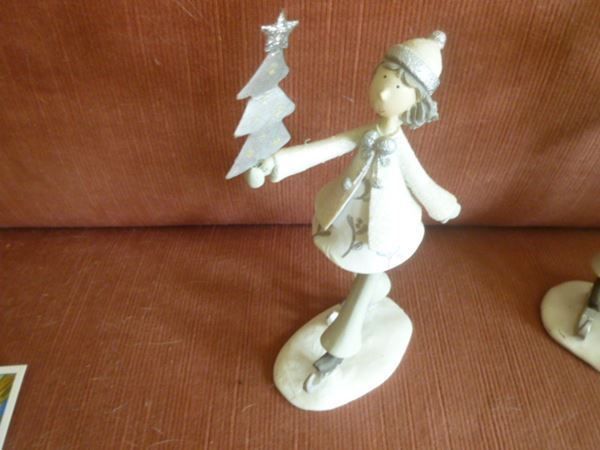 Figurines: 2 Eisläuferinnen Keramik – D'occasion à Hinwil par Glasperlen 2