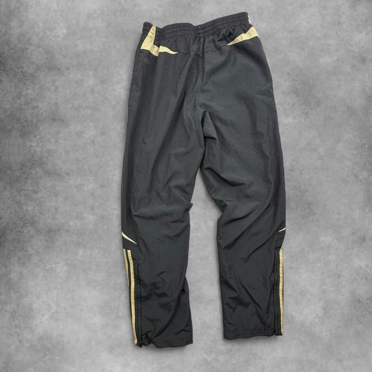 Adidas Pantaloni: Adidas Liverpool trackpant – Usato da Erlinsbach SO venduto da TogaResell 2