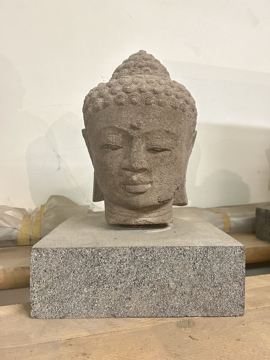 Skulpturen & Statuen: Unikat Buddha Kopf auf Steinsockel – Neu (gemäss Beschreibung) aus Muttenz von -Fabio-