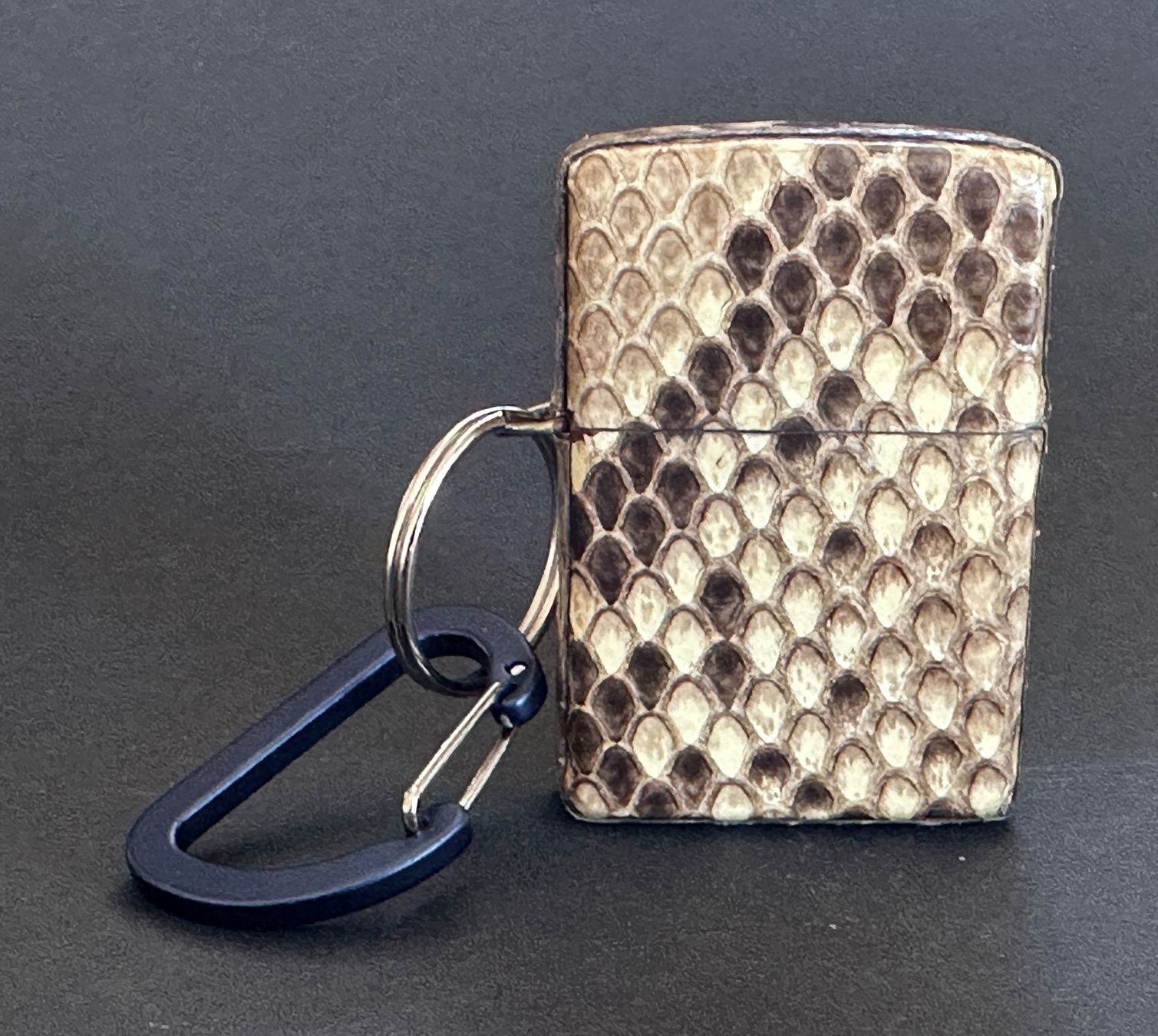 Zippo Accendini: SELTENES LOSS PROOF ZIPPO AUS PYTHON HAUT VON 2007  NEU – Nuovo e nell'imballaggio originale da Untersiggenthal venduto da zippjoe