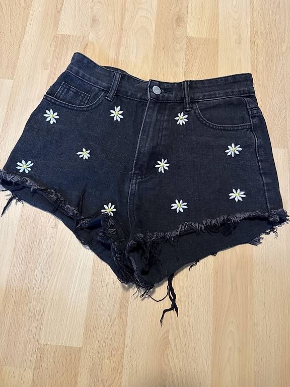 Jeans: Schwarze Jeansshorts mit Blumen – Usato da Alchenflüh venduto da selina077