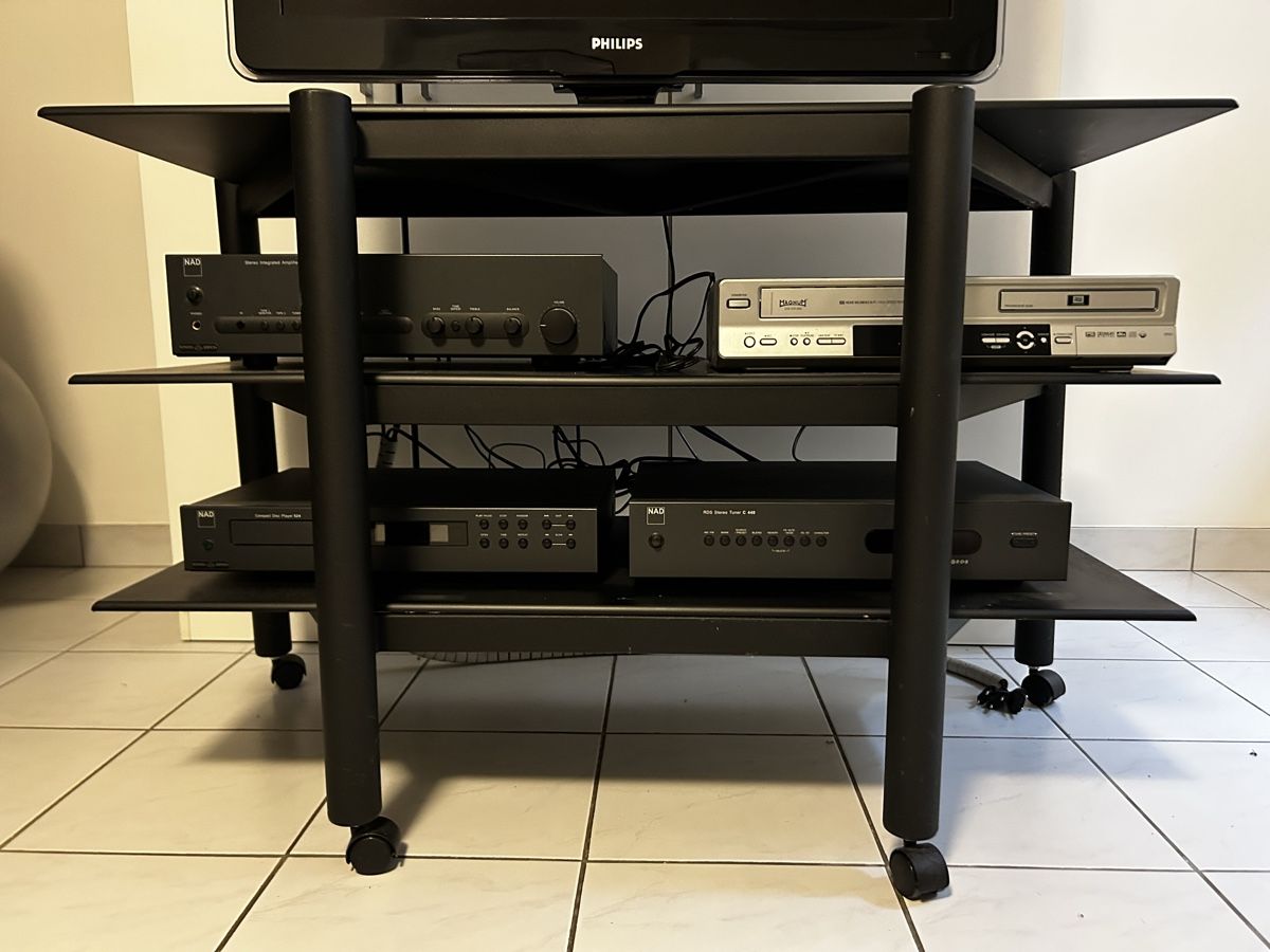 Mobili TV: Stereo & TV Table - Perfect for Summer Nights! – Usato da Bogis-Bossey venduto da jhenckaerts 5