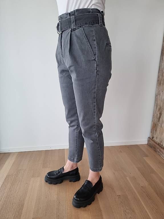 Jeans: graue Jeans Bundhose Gr.28  – Usato da Ostermundigen venduto da d-p73