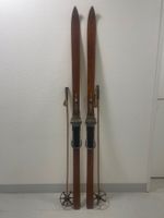 Ski (Nr. 51), Holzski von ca. 1950 mit Bambusstöcken