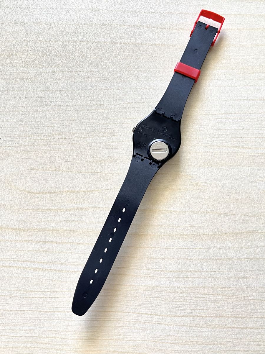 Swatch Orologi: Swatch Uhr schwarz mit rotem Akzent  – Usato da Grenchen venduto da chththl 4