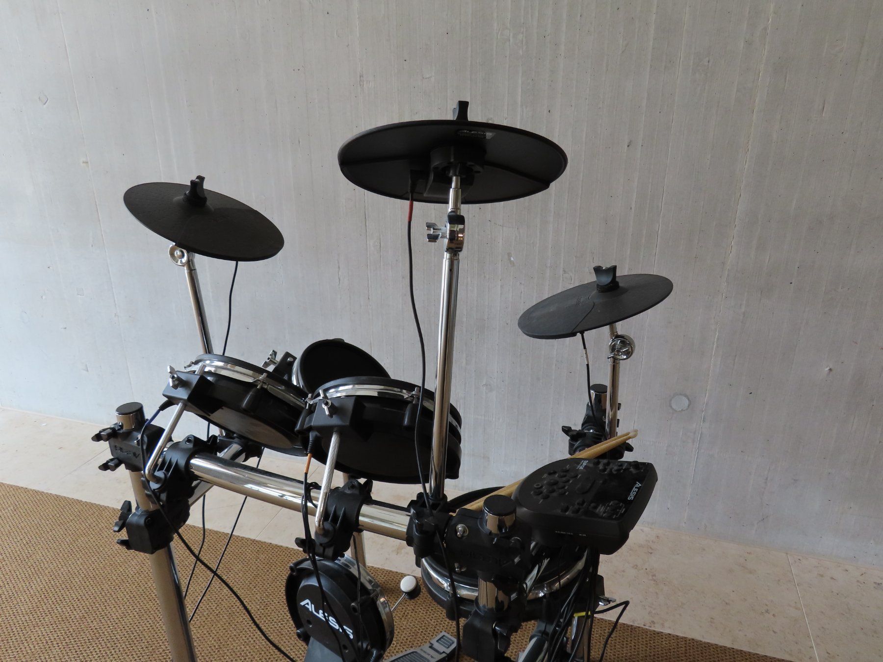 Alesis Strumenti musicali: Alesis Surge Mesh-E-Drum Kit – Usato da Reinach BL venduto da WBZ-Flohmarkt 2