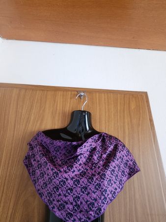 Carré de soie SOFT GREY 100% soie violet motif