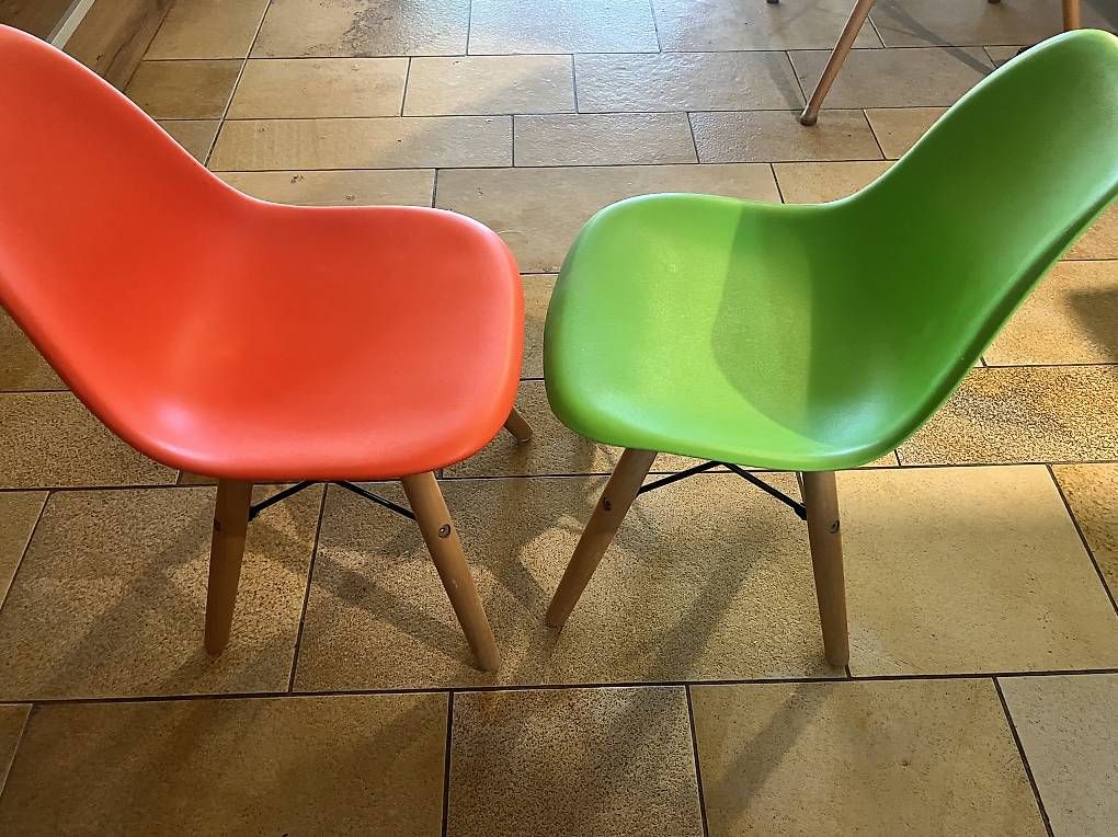 Chaises: Kinderstühle wie Eames Chair – D'occasion à Bäch SZ par chrk 1