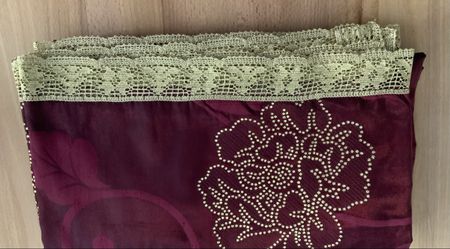 Tischdecke Bordeaux mit Goldblumen & Spitze 150x160