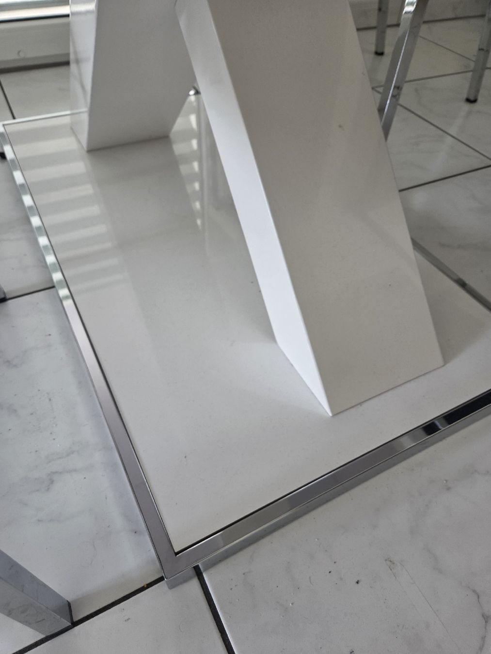 Set di tavolo e panche: Modern White Dining Table Set with Four Chrome Chairs – Usato da Lachen SZ venduto da col_bw5v 2