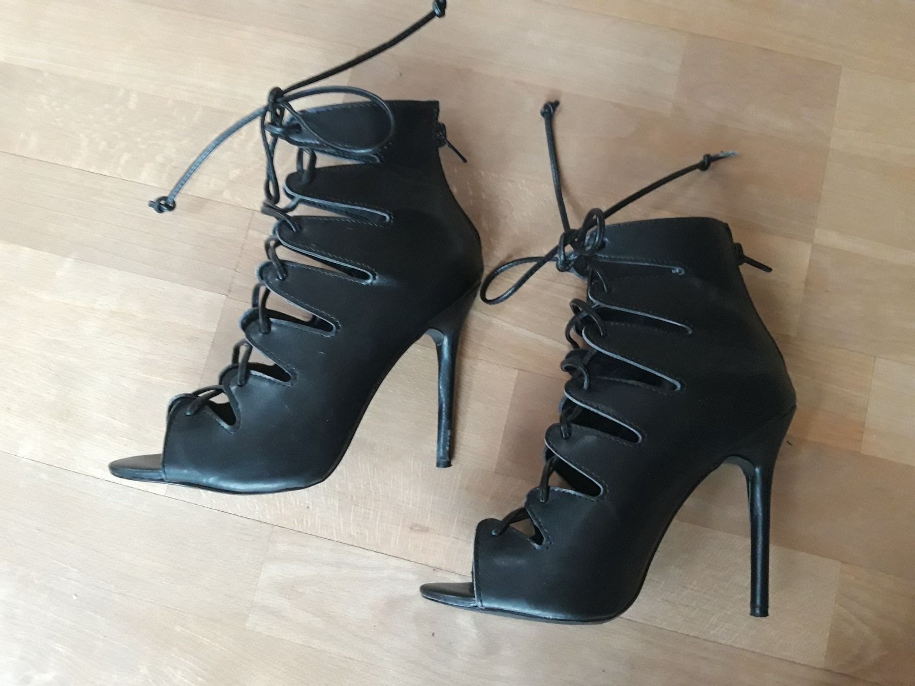 Damenschuhe: Schwarz Sandallen High Heels geschnürrt bequem einzigartig – Gebraucht aus Feuerthalen von tanatha_st 2