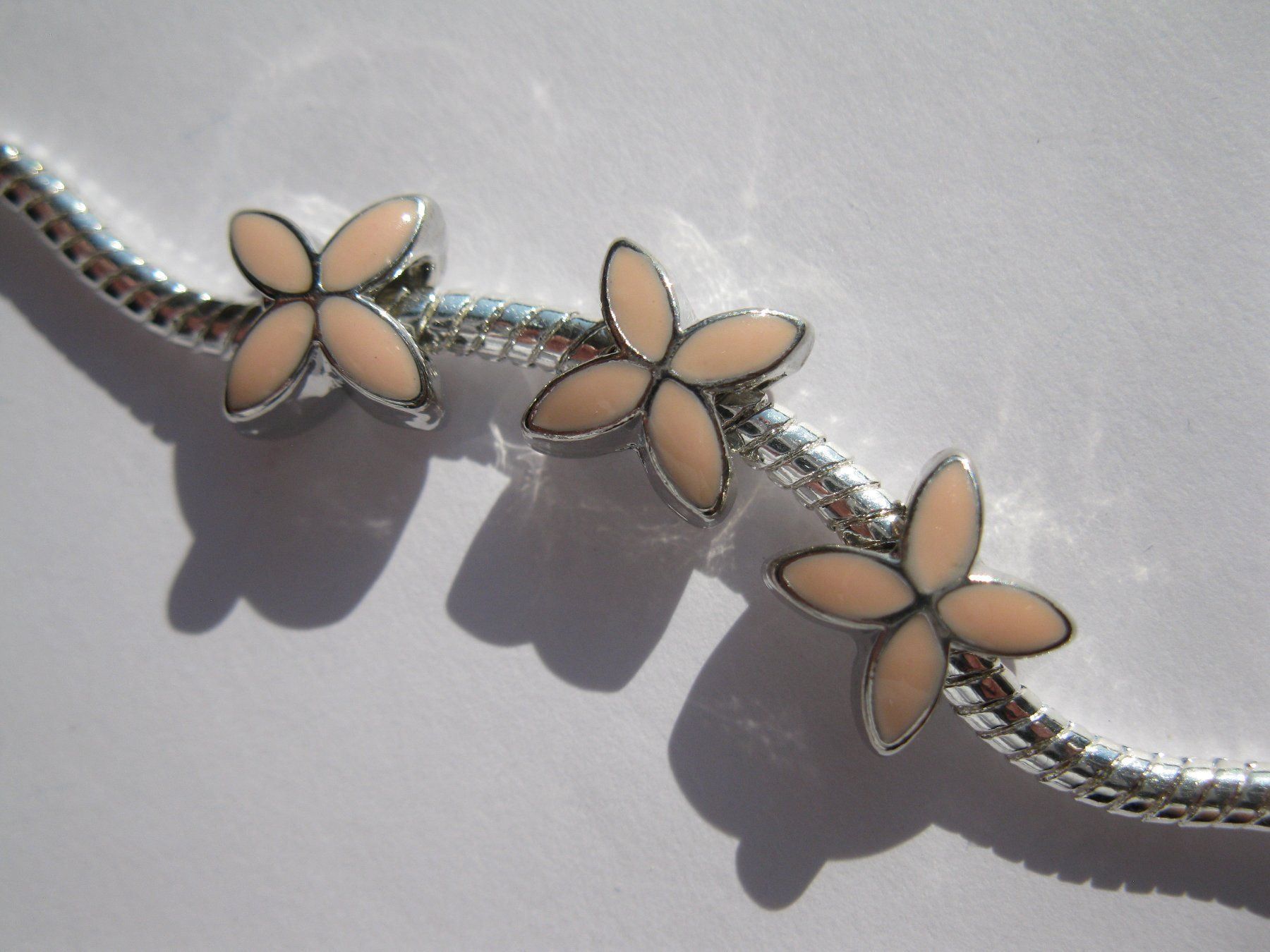 Perle (finte): 2 Grosslochperlen, Beads, Metallperlen Blüte, rosa – Nuovo e nell'imballaggio originale da St. Margarethen TG venduto da LuanaKa 1