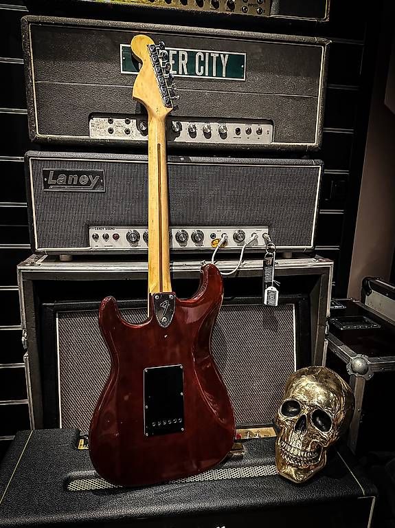 Fender Strumenti musicali: Fender Stratocaster 1979 wine red – Usato da Montreux venduto da Alligator-AMPS 4