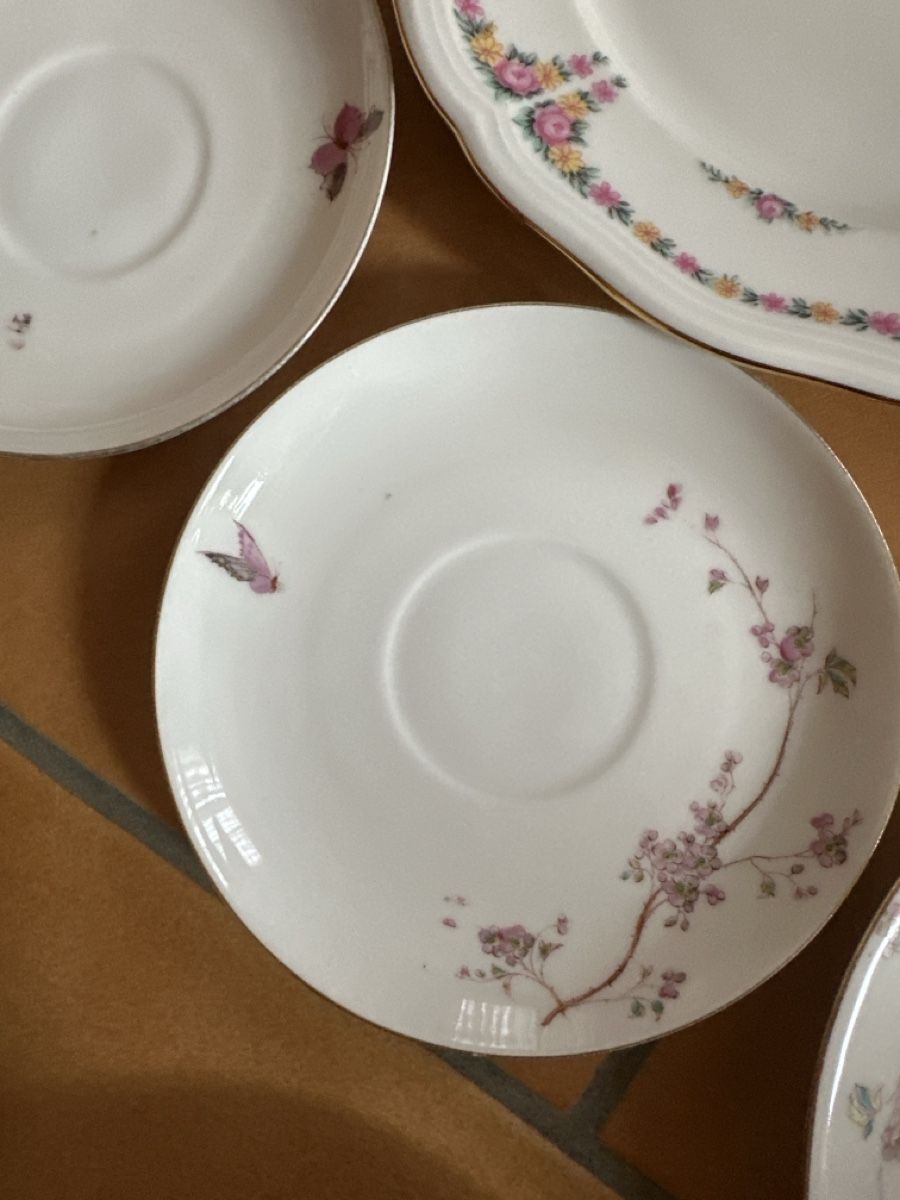 Tutte le decorazioni: Geschirrset mit Blumenmuster und Schmetterlingen – Usato da Schwadernau venduto da mirifiesta 6