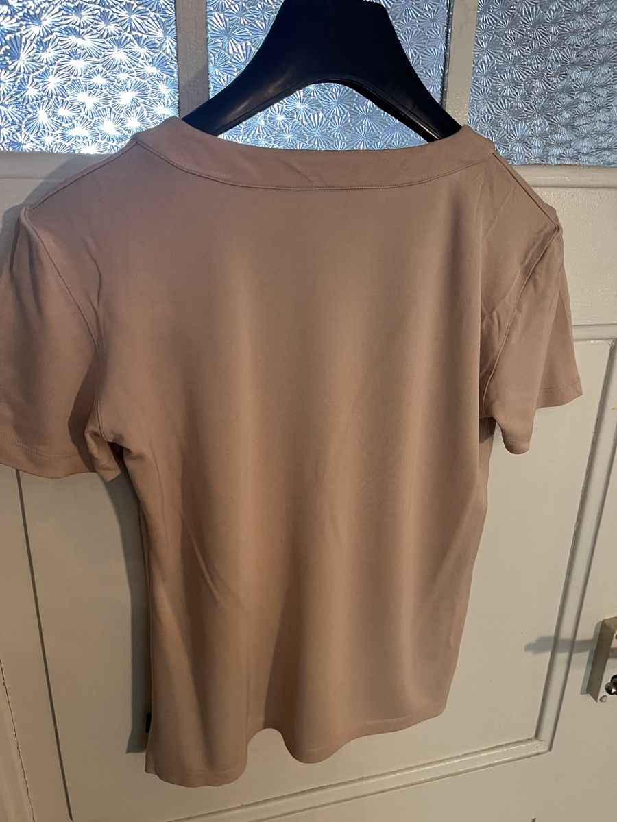 Akris T-shirt: Akris Shirt mit tollem Ausschnitt – Usato da st. gallen venduto da jefesmith 5