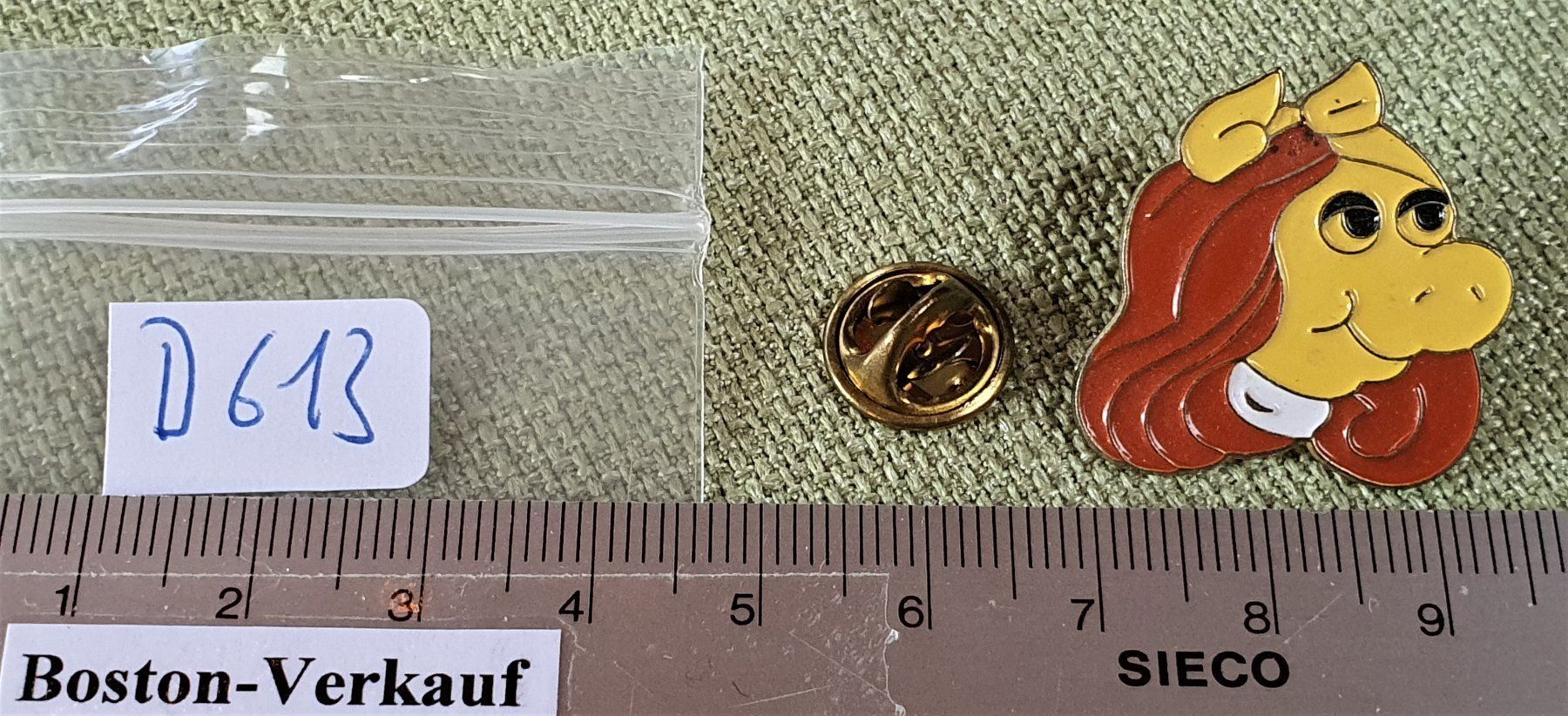 Placchette & Badge: D613 - Pin Miss Piggy – Usato da Reinach BL venduto da Boston-Verkauf 1