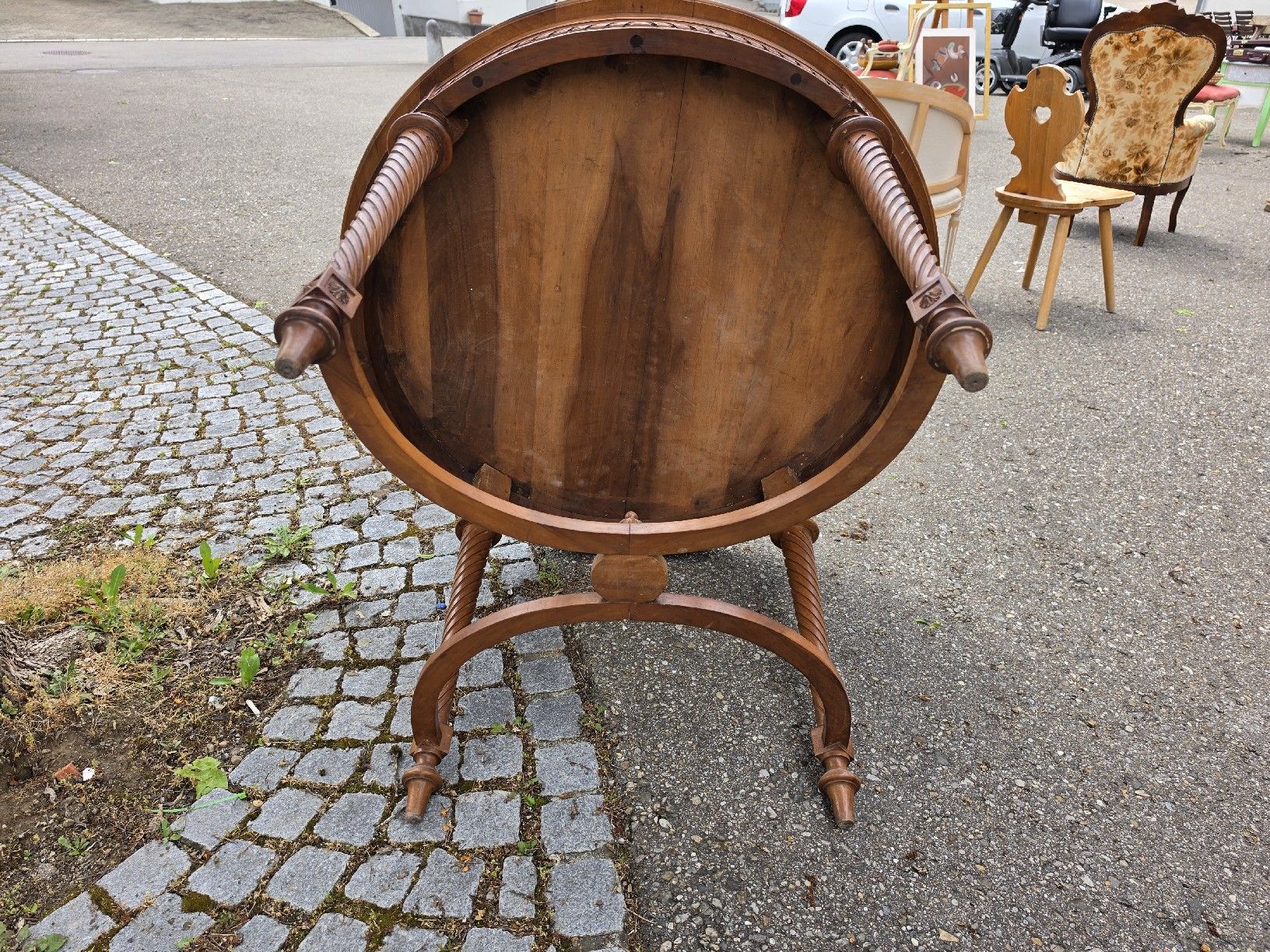 Tavoli: Antiker Nussbaum Rundtisch mit Schnitzereien,  – Usato da Mettlen venduto da elios0888 8