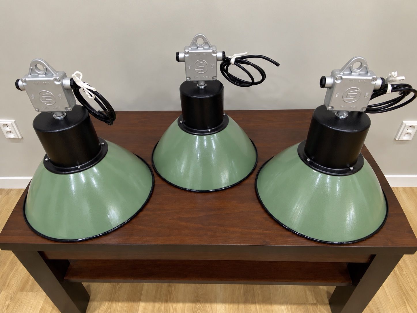 Lampade: 3 alte mintgrün Industrielampen – Usato da Zweisimmen venduto da Belinator1969 1