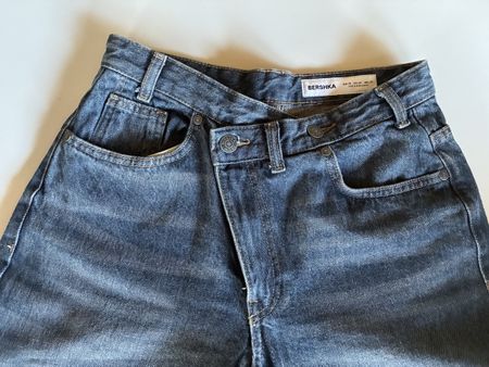 Wide Leg Jeans von Bershka, neu! Schräge Knopfleiste