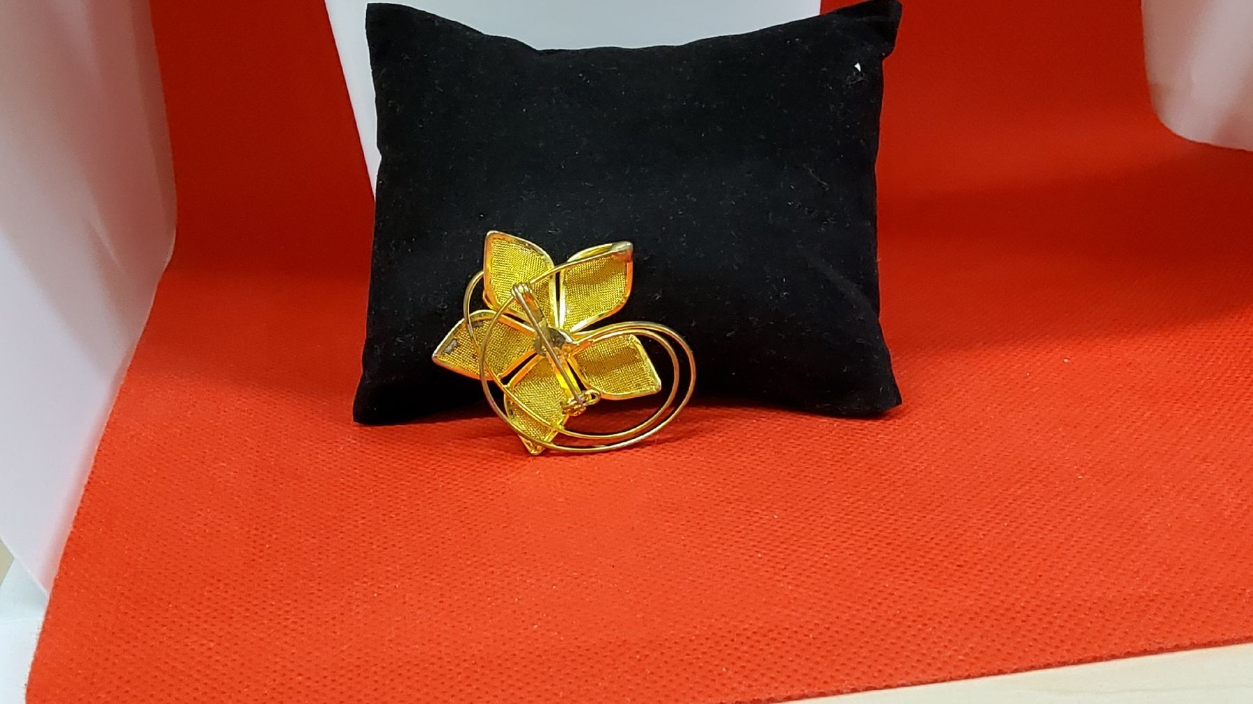 Spille & Fermagli: Vintage Goldfarbene Brosche mit Blumenmuster, – Usato da Herisau venduto da Nluanalucas 1