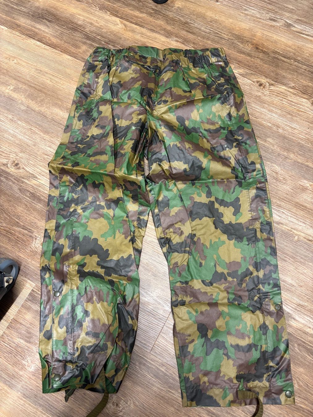 Schweizer Armee Uniformen: Regenhose TAZ 90 Schweizer Armee, Grösse 48/84 – Gebraucht aus Belp von Tomsek