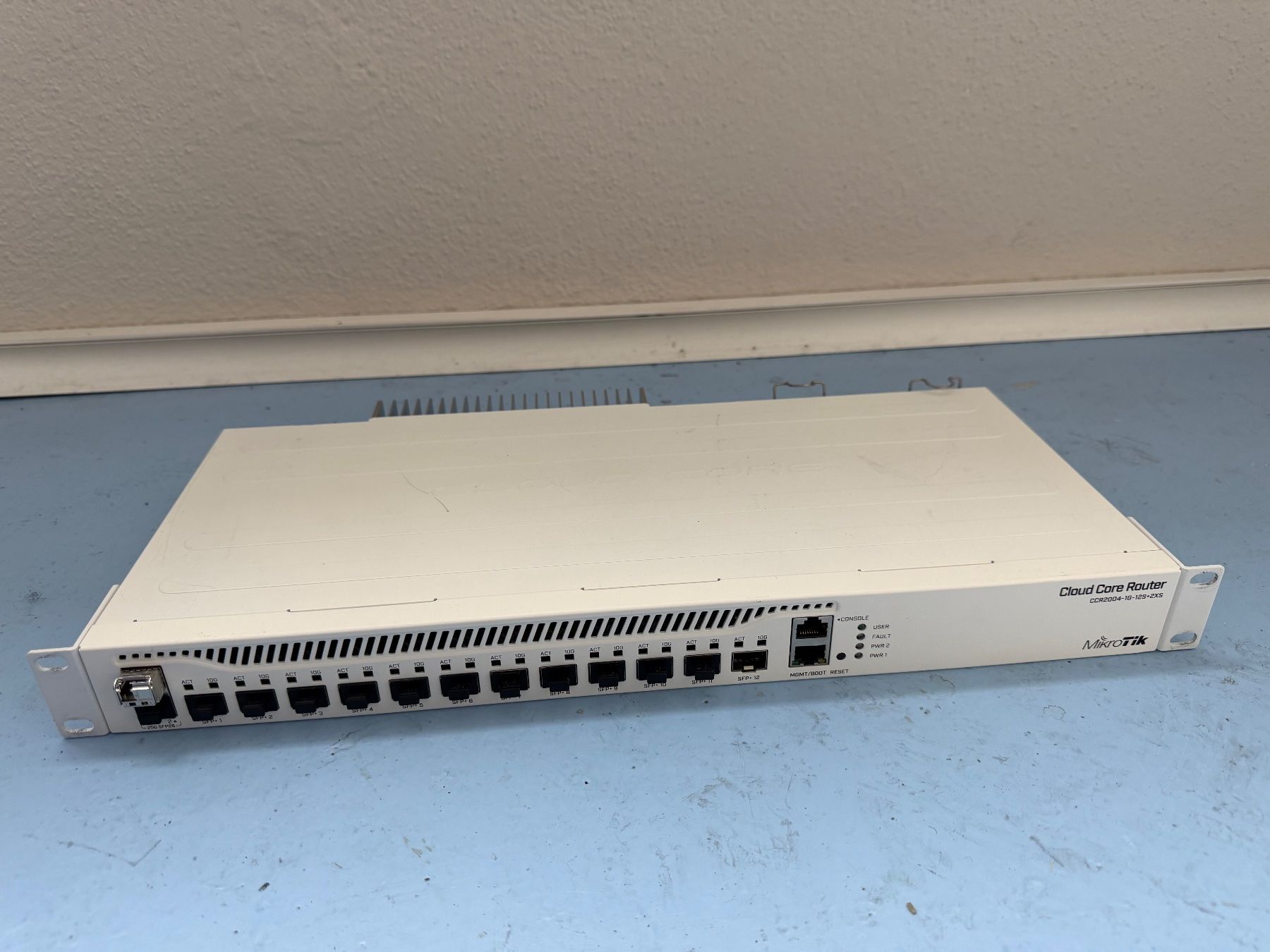 Hub & Switch: MikroTik Cloud Core Router CCR2004-1G-12S+2XS – Usato da Zürich venduto da mar_hs6l