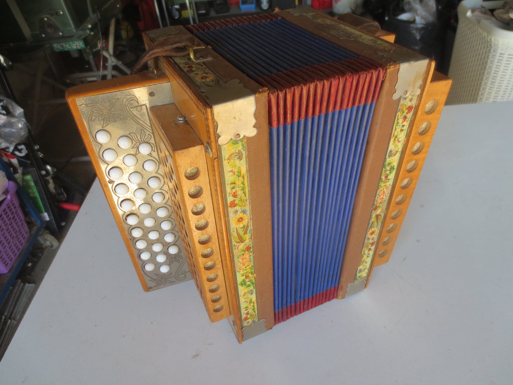 Strumenti musicali: Akkordeon antik – Usato da Weier im Emmental venduto da waefler03