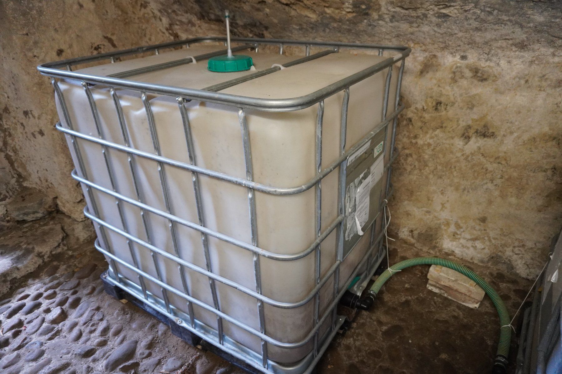 Abreuvoirs & Auges: IBC Container 1000L Regenwassertank, Gartenbewässerung – D'occasion à Thunstetten par blob87 2