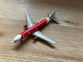 Flugzeugmodell AirAsia rot weiss Metall guter Zustand