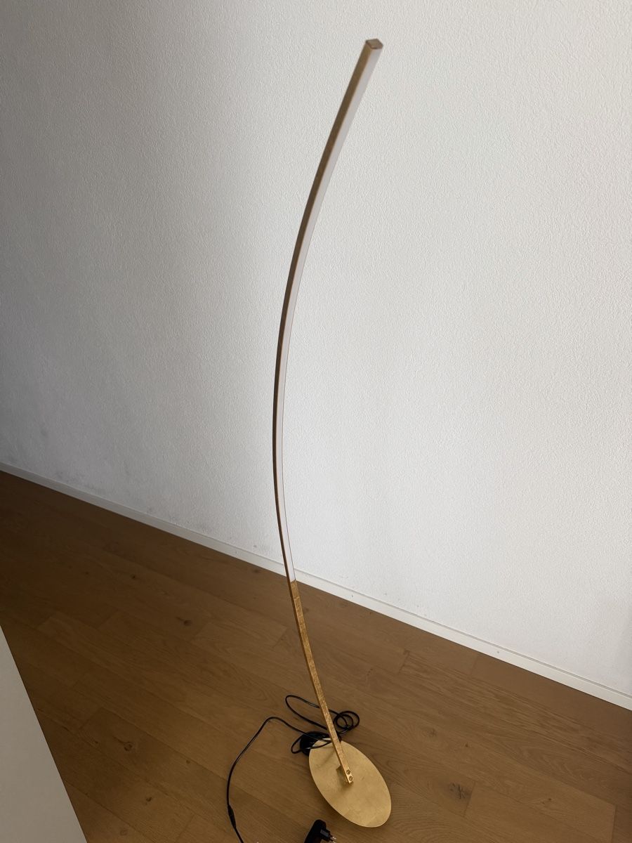 Lampen: Moderne LED Stehlampe goldfarben – Gebraucht aus Lengnau BE von oka_x9s8 1