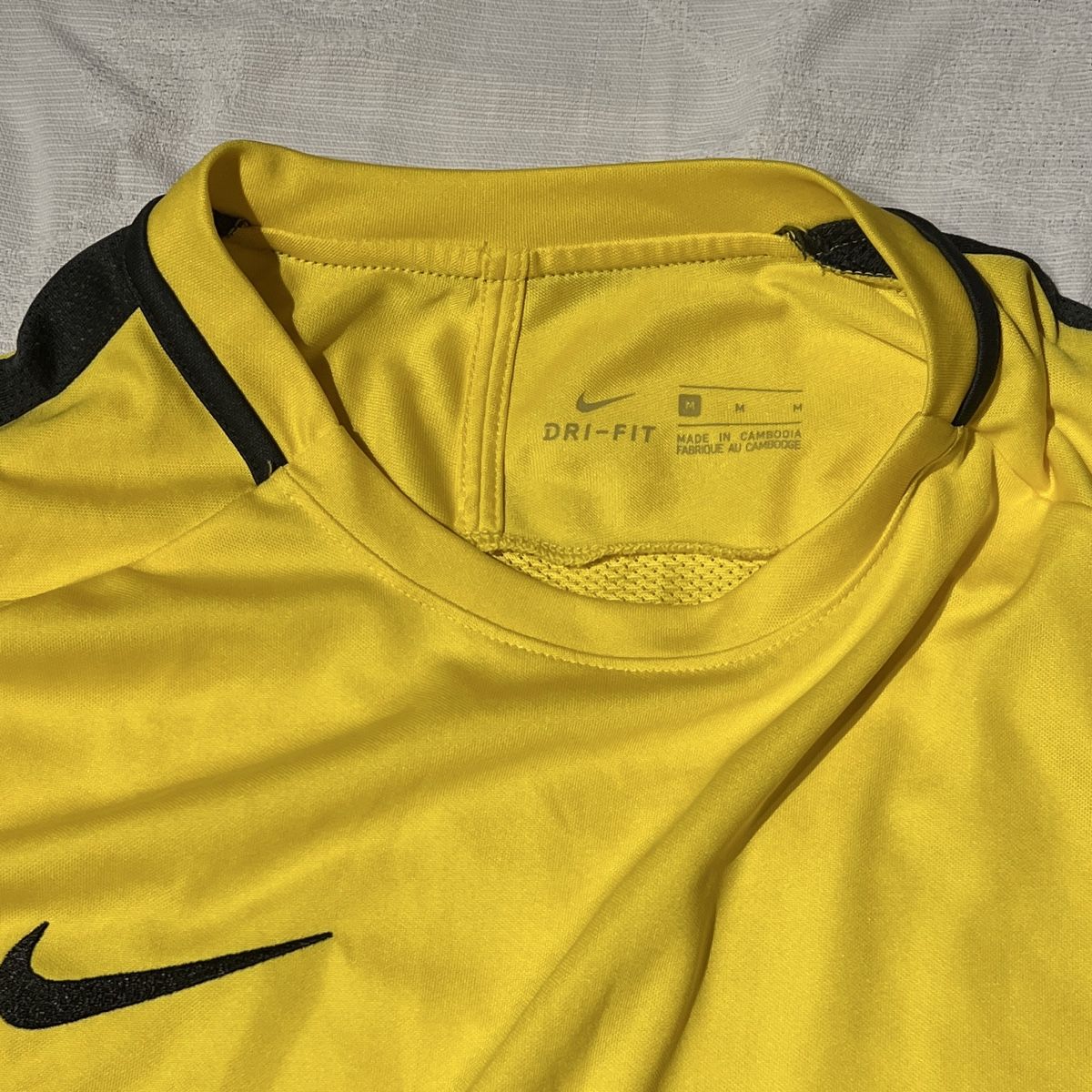 Nike Canottiere & Pantaloni: Nike Dri-FIT Yellow Training Jersey – Usato da Gempenach venduto da amdor 2