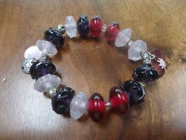Bracelet élastique en perles de verres et breloques métal
