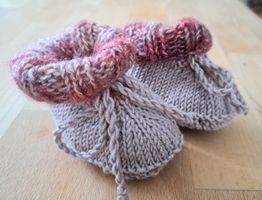 Handgestrickte Babyschuhe/Finkli