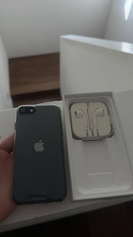 Handys / Smartphones: iPhone SE, Black, 64GB – Gebraucht aus Domat/Ems von noe_xkb7 2