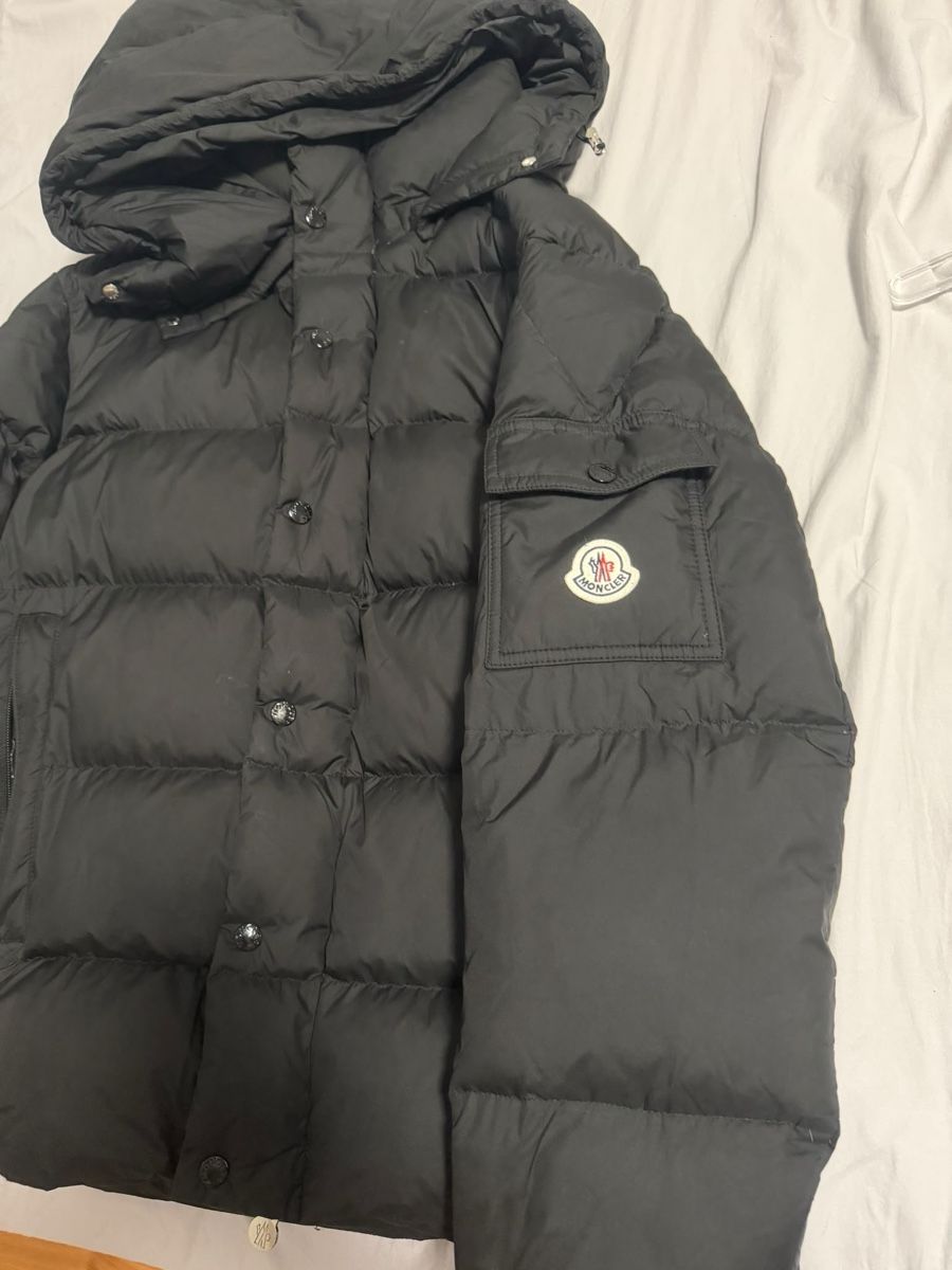 Moncler Giacche: Piumino Moncler nero con cappuccio – Nuovo (secondo la descrizione) da Balerna venduto da lillisfashion 3