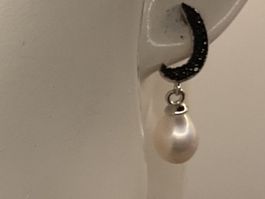 Aparte Ohrstecker mit Perlen und Zirkonia