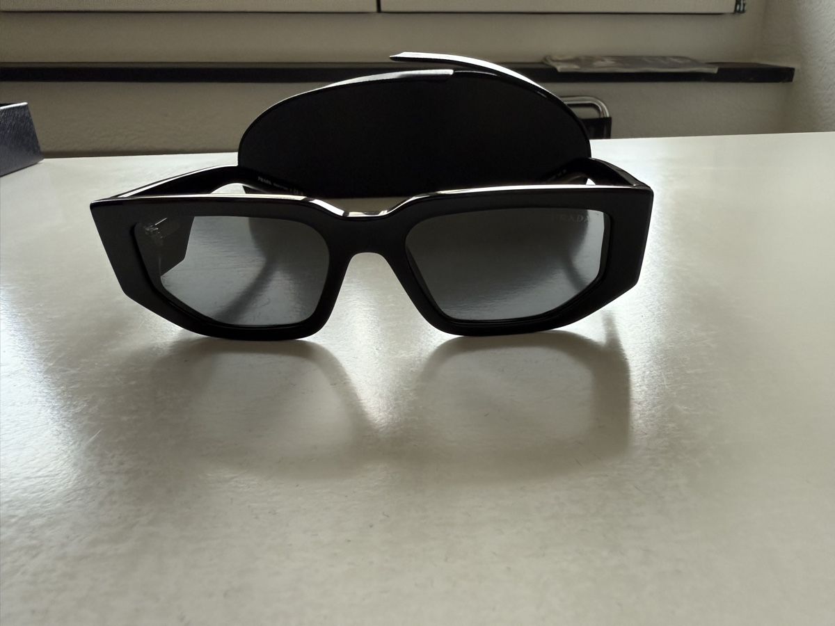Prada Brillen & Gläser: Prada Sonnenbrille Unisex – Neu (gemäss Beschreibung) aus Herrliberg von bor_z2gx