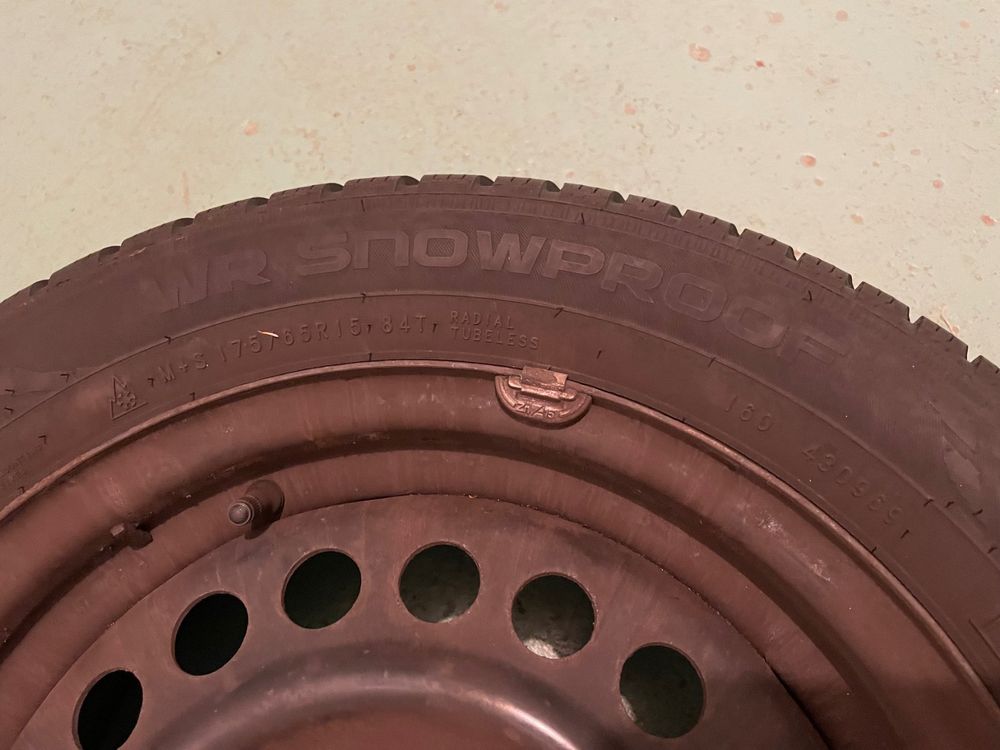 Vier Winterreifen Nokian WR Snowproof 175/65 R15 mit Felgen | Acheter sur  Ricardo