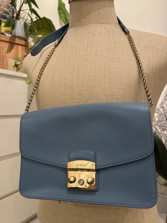 Furla Umhängetasche hellblau Leder goldfarbene Kette