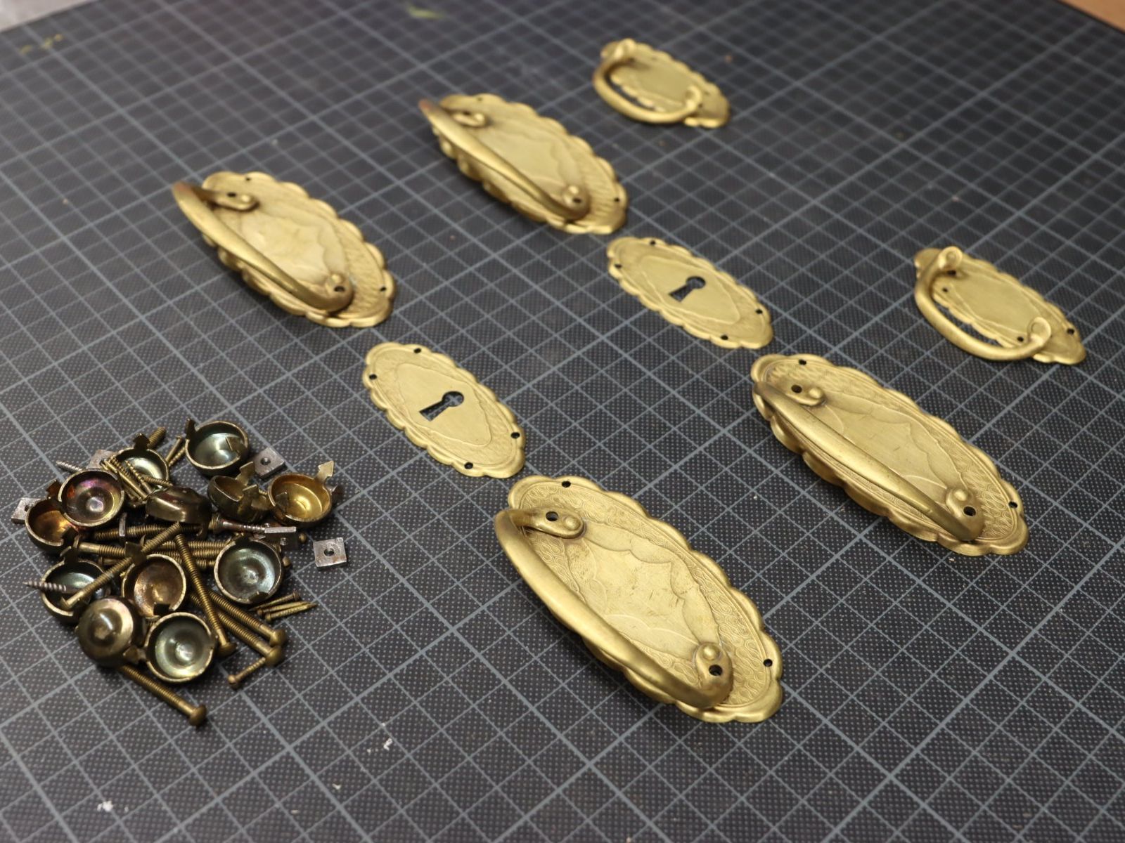 Ferramenta: Komplettes Jugendstil Kommodengriffe-Set – Usato da Emmetten venduto da Super008 1